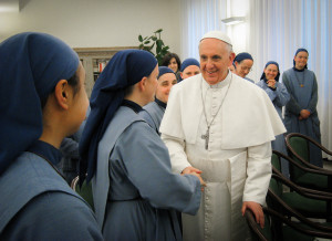 „Die Kirche heute braucht die Fähigkeit, Wunden zu heilen und die Herzen der Menschen zu wärmen.” Hinwendung zu den Menschen ist das Markenzeichen von Papst Franziskus, hier in Wien.