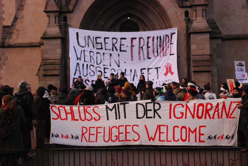 Etwa 400 Menschen protestieren gegen die Verhaftung von acht Papierlosen, die in der Matthäuskirche Schutz gesucht hatten. (Fotos: Südbeck-Baur)